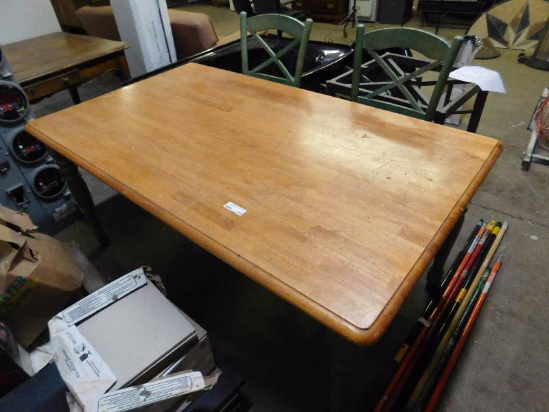 lot 136 image: Table w4 Chairs