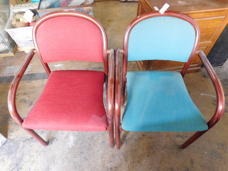 lot 207 image: Lot of 2 Chairs