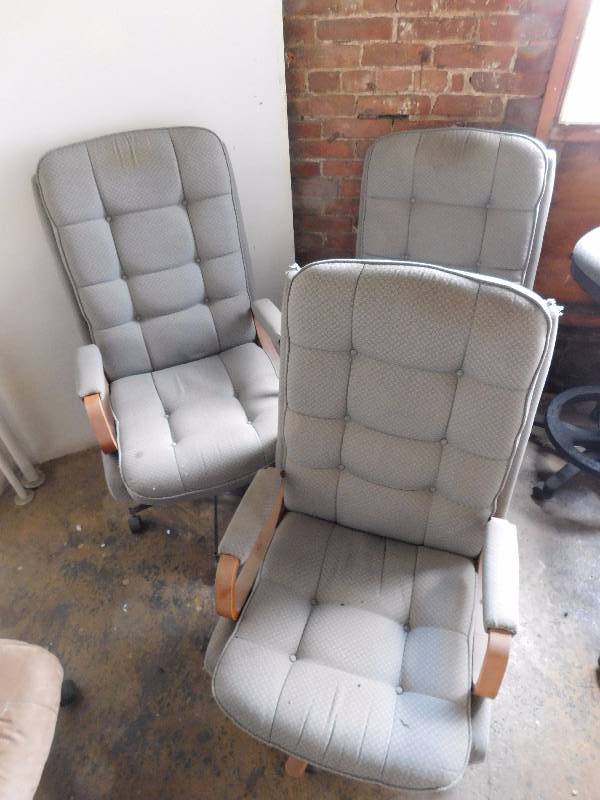 lot 208 image: Lot of 3 Chairs