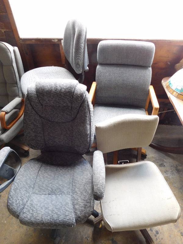 lot 209 image: Lot of 4 Chairs