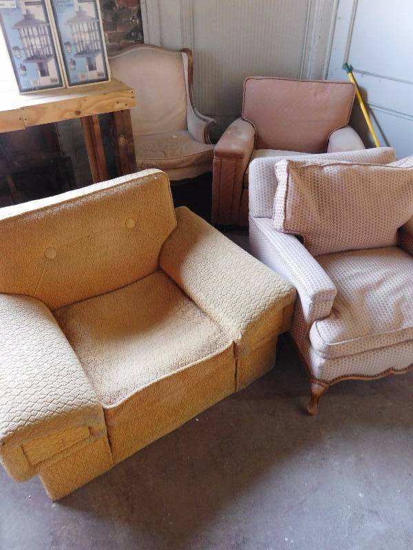 lot 232 image: Lot of 4 Antique Chairs