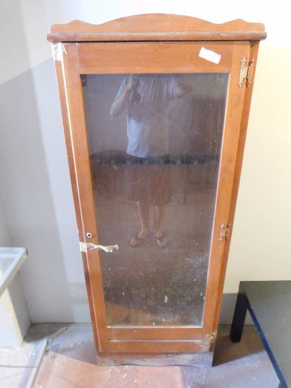 lot 246 image: Wooden Gun Case with Glass Door