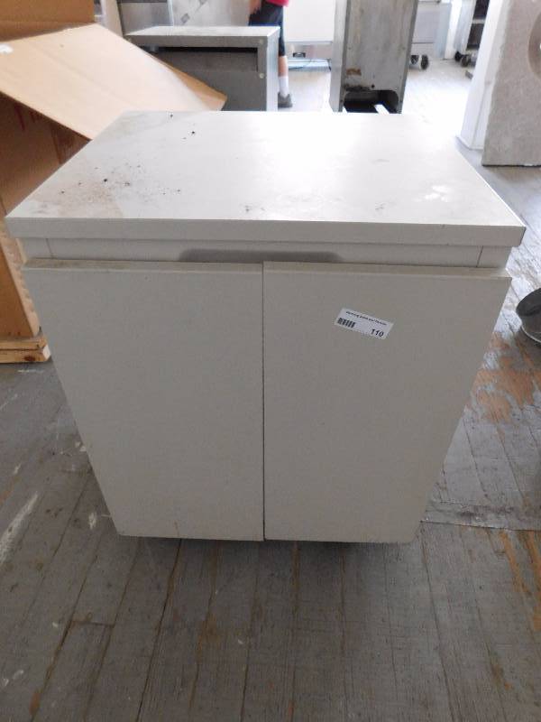 lot 110 image: Rolling Metal Cabinet