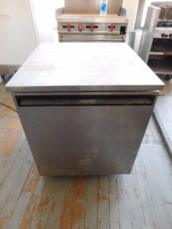 lot 115 image: Dell Field Work Top Cooler on Casters