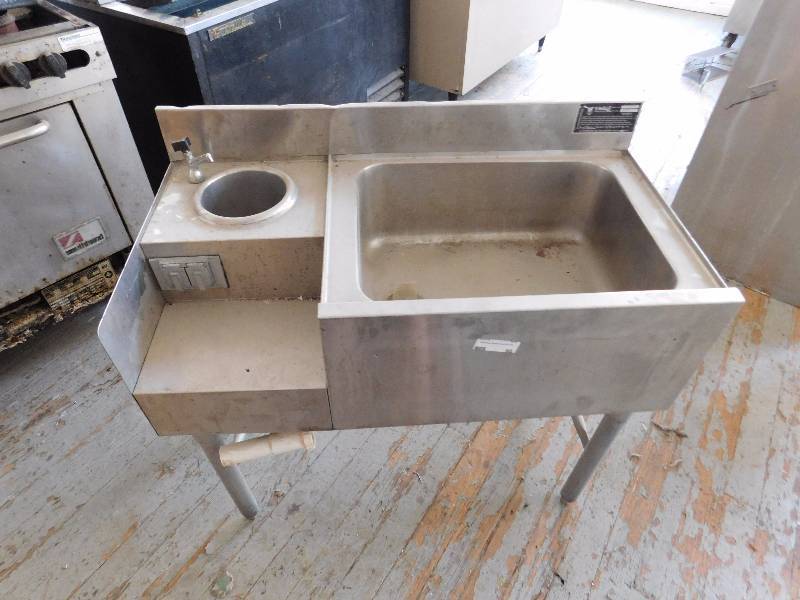 lot 98 image: Eagle Ice Well With Water Dispenser