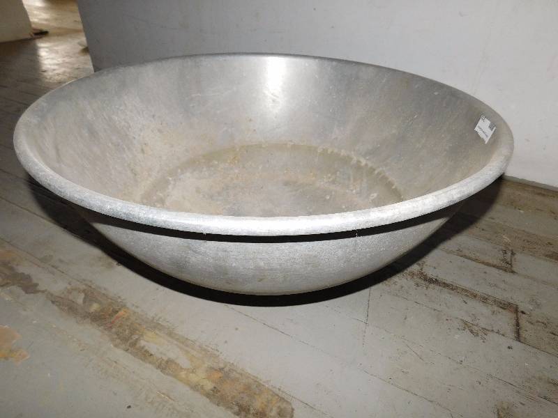 lot 310 image: Large Mixing Bowl