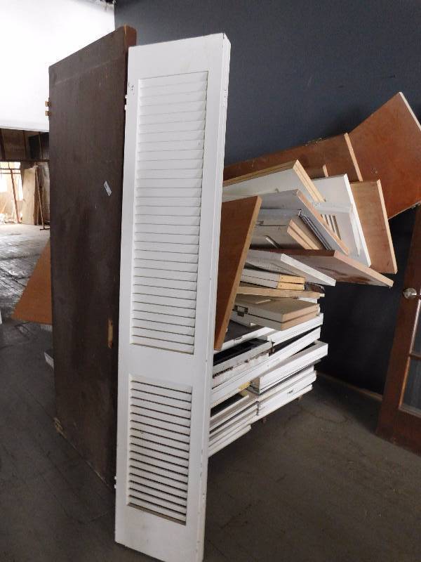 lot 295 image: Large Lot Of Windows and Doors