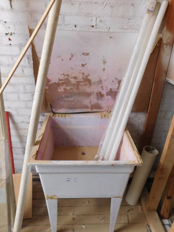 lot 305 image: Molded Plastic Sink with Lightbulbs