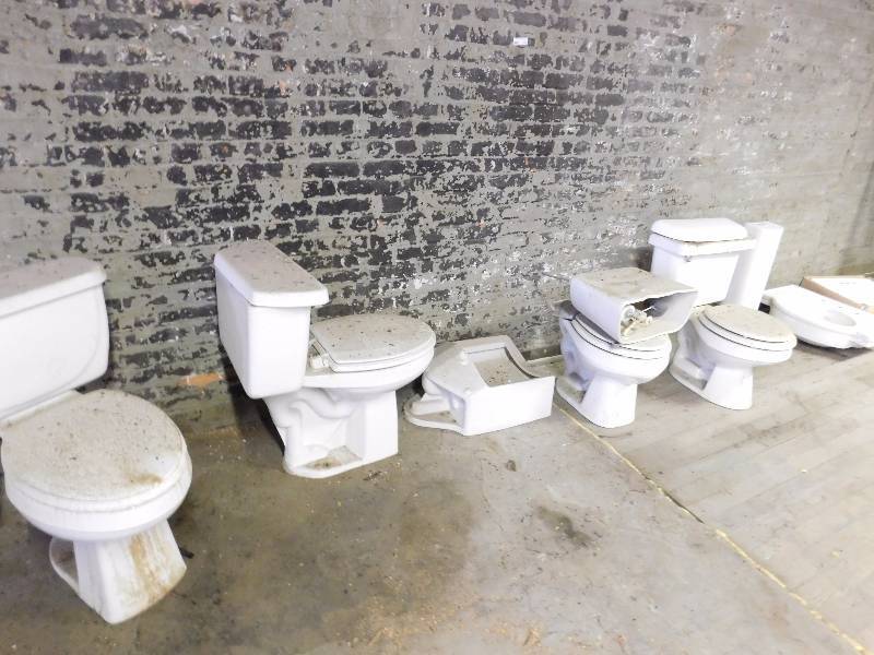 lot 323 image: Lot of Toilets and Sinks