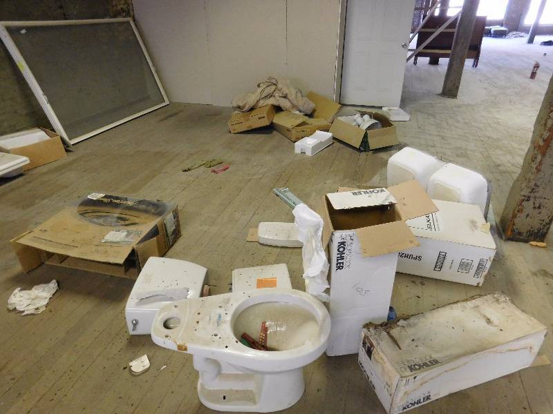 lot 324 image: Lot of Windows, Sinks and Toilets
