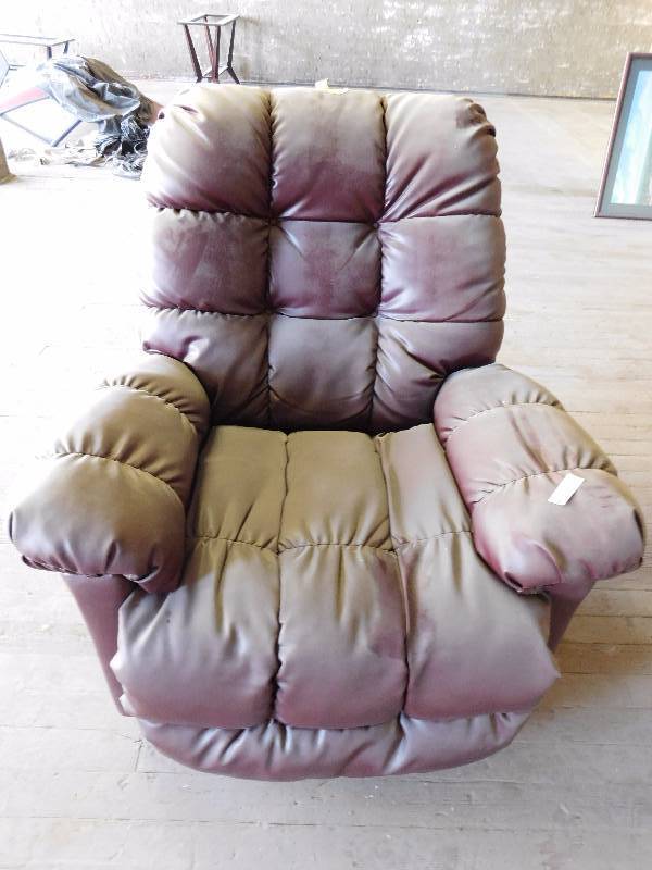 lot 330 image: Leather Reclining Chair
