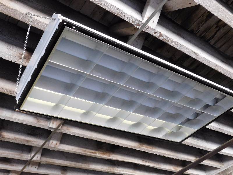 lot 334B image: Hanging Fluorescent Light