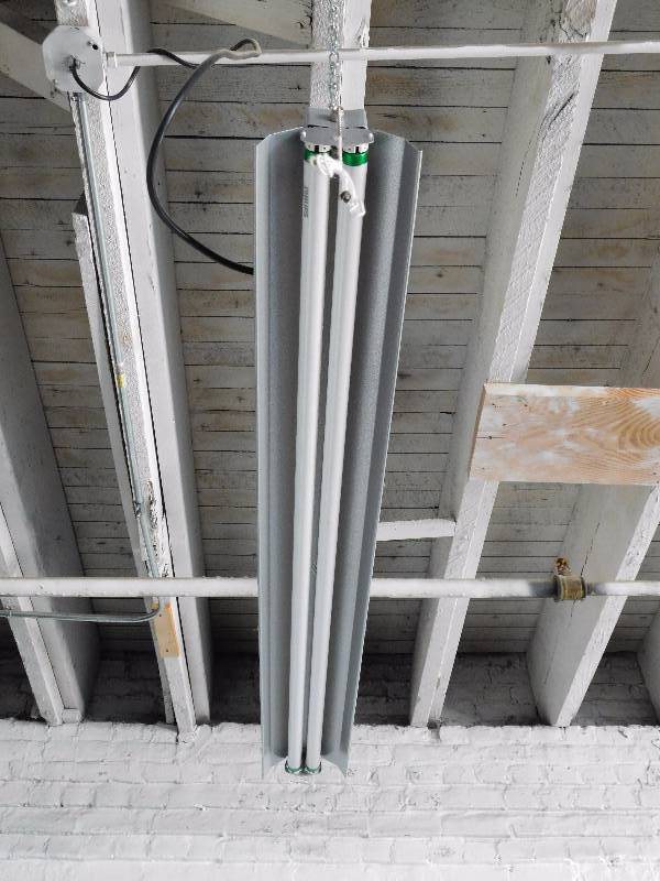 lot 312G image: 4 Foot Hanging Fluorescent Light
