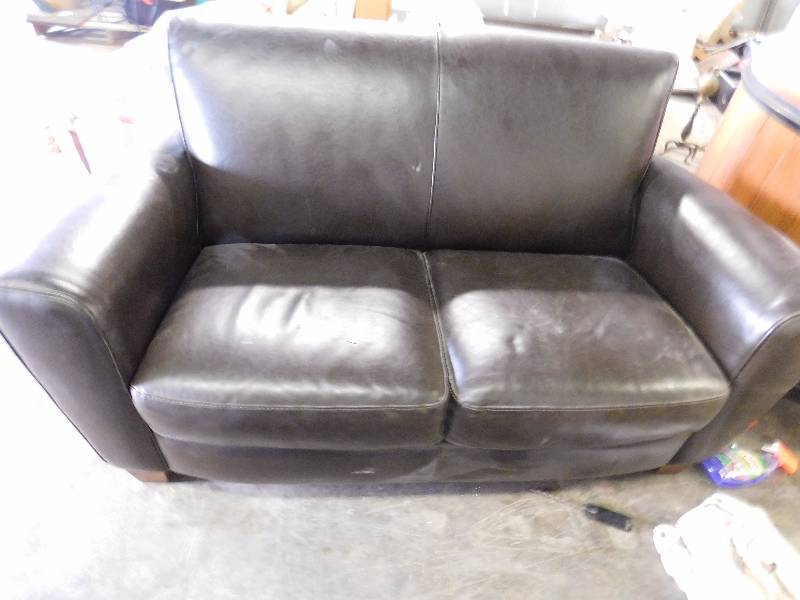 lot 142 image: Love Seat