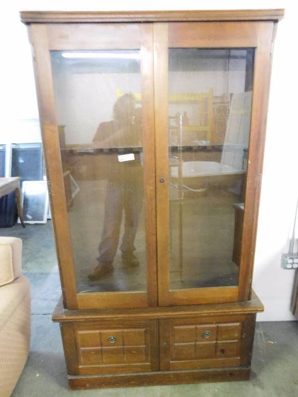 lot 134 image: Lighted Gun Display Cabinet