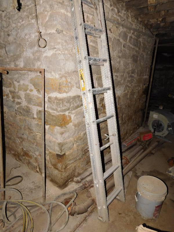 lot 352 image: 8 Foot Aluminum Ladder