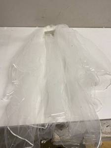 lot 1123 image: 1T 1 Tier Pencil Edge Rhinestone Crystal Wedding Veil