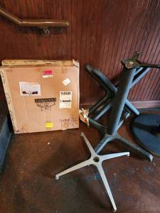 lot 21510 image: Lot of 8 Table Bases