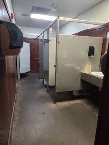 lot 21654 image: Contents of Bathroom