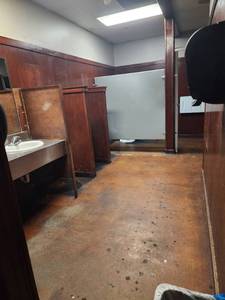 lot 21655 image: Contents of Bathroom Including The Door