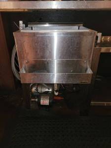 lot 18700 image: Stainless Steel Ice Well W Speed Rail