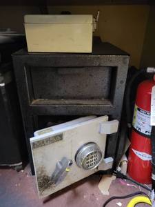 lot 18795 image: 14in MESA Heavy Duty Safe