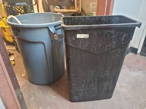 lot 18670 image: Lot of 2 Trash Bins