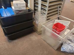 lot 18673 image: Assorted Lot of Food Storage Containers and Cleaning Supplies