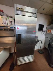 lot 18587 image: Commerical True T-23 One Door Reach In Refrigerator