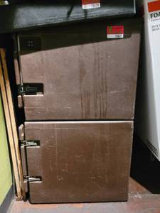 lot 18607 image: 2 Section Cambro Pan Carrier W Rolling Cart