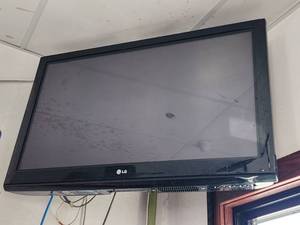 lot 29013 image: LG TV W Wall Mount Approx 42in
