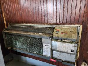 lot 29014 image: ARI Wall Heat and Air Unit