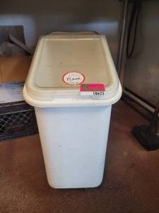 lot 18623 image: White Mobile Cambro Ingredient Bin