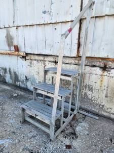 lot 32010 image: Lot of 2 Sets of Aluminum Stairs