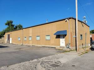 lot 46 image: 100ft Metal Building W 1 Commercial Garage Door