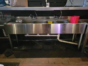 lot 18704 image: Krowne Underbar 4-Compartment Sink W Left and Right Side Drainboards&nbsp
