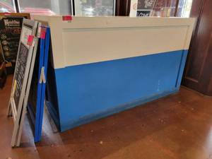 lot 18782 image: 73in Blue and White Host Stand&nbsp