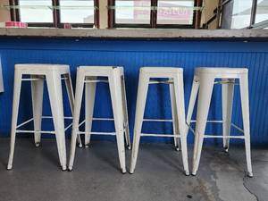 lot 21578 image: Lot of 4 White Farmhouse Barstools