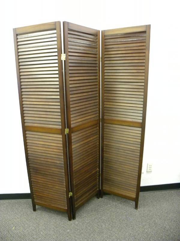 lot 7009 image: 71.5 Tall, 52.5 Wide. Wooden 3 Wing Divider.