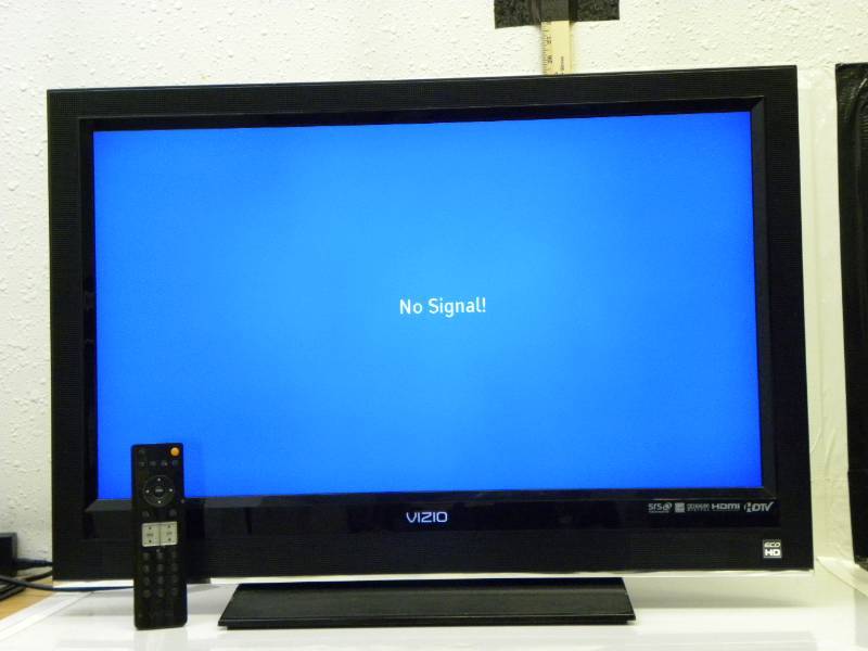 lot 7013 image: 31 Vizio HDTV Flat Screen. (Screen Size) w Remote.