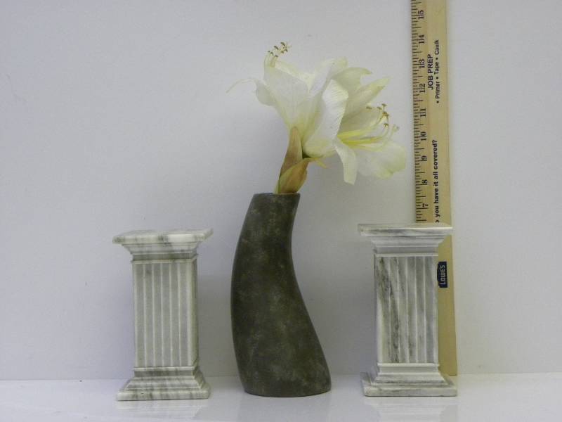 lot 7018 image: Vermont Marble Bookends. Imitation Amaryllis in Ceramic Vase.