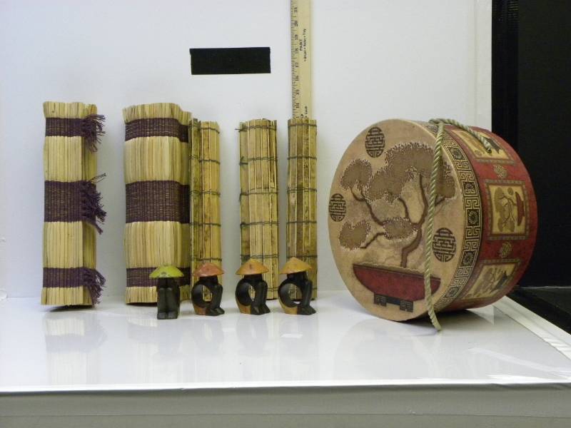 lot 7031 image: 5 Setting Plate Mats. 4 Napkin Holders and a Rope Handled Lidded Basket.