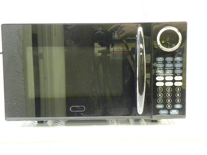 lot 7041 image: 900 Watts Countertop Sitting Microwave