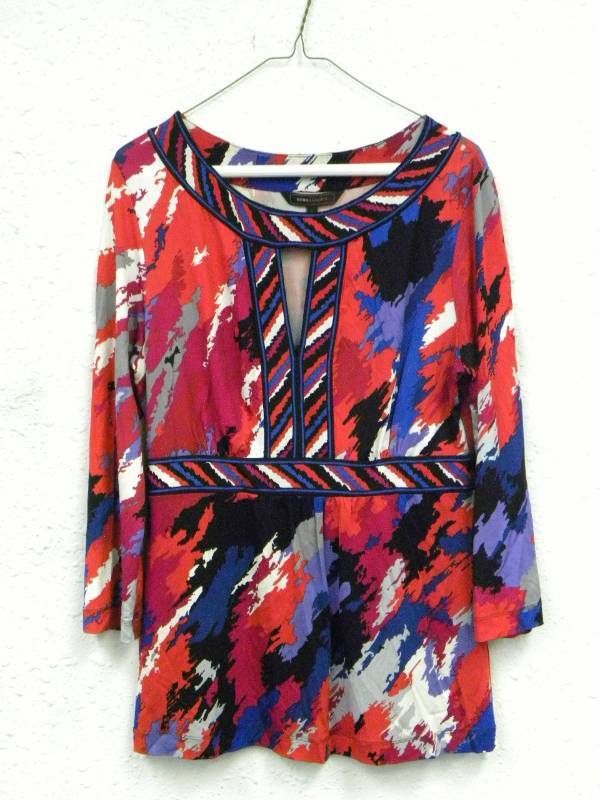 lot 7074 image: BCBG Maxazria Thin Fabric Pullover Top