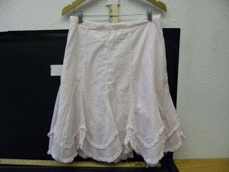 lot 7102 image: Old Navy Pink Skirt.