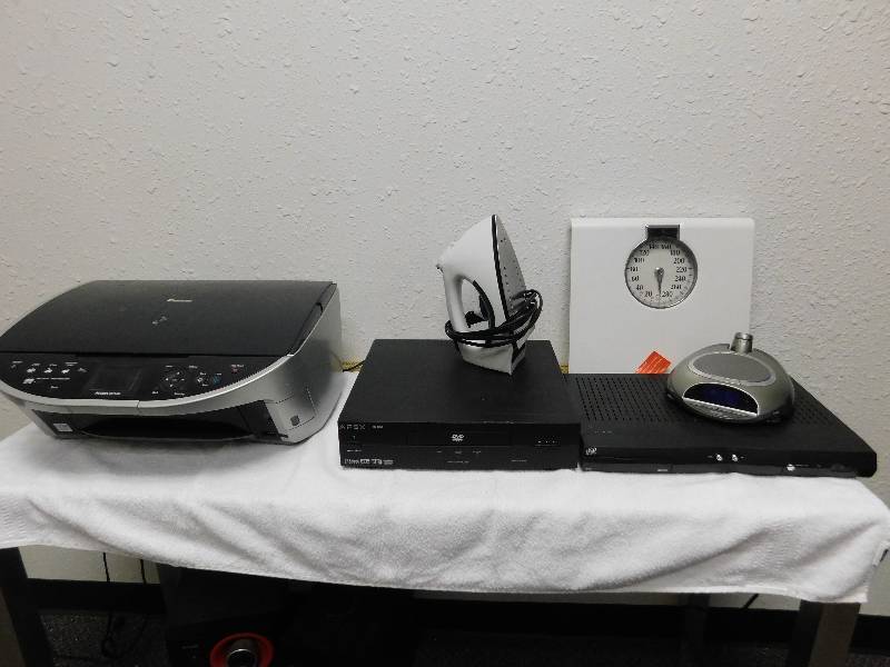 lot 7128 image: Unknown Working Condition Electronics Bundle