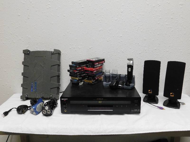 lot 7132 image: Vintage Electronics Bundle.