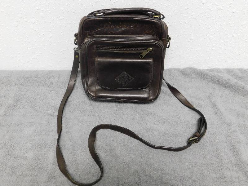 lot 7183 image: Vintage Dark Colored Leather Purse.