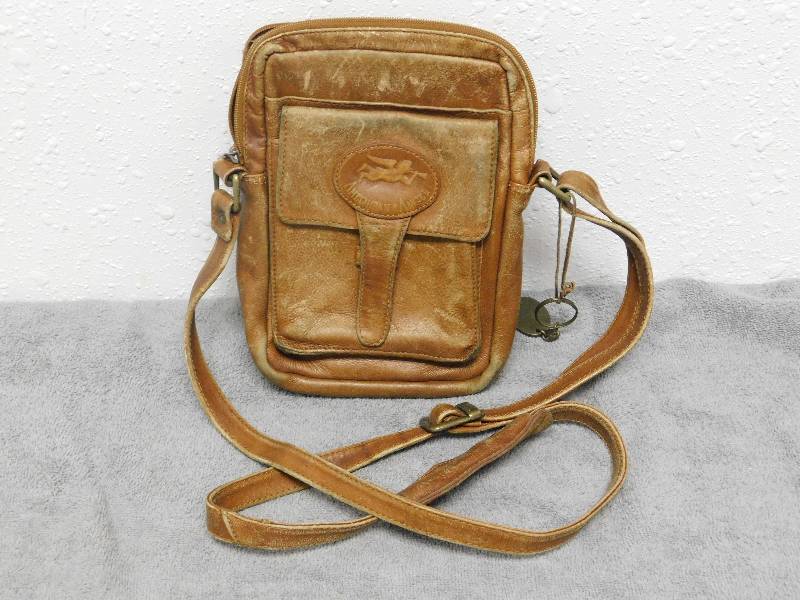lot 7184 image: Vintage Light Colored Leather Purse.