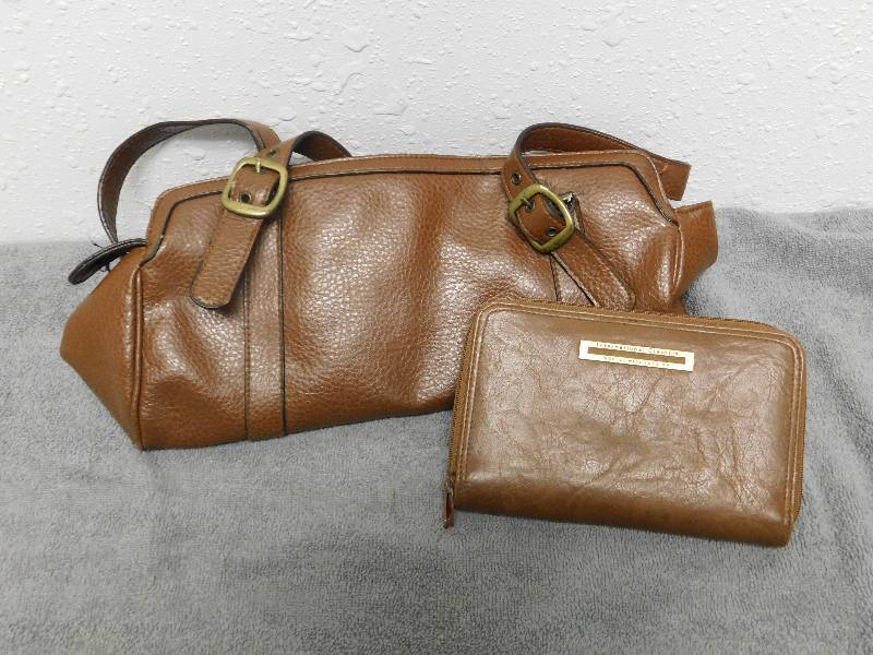 lot 7185 image: International Classic Leather Purse & Clutch